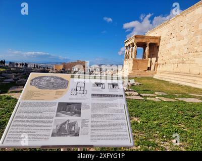 Vista dell'Acropoli di Atene. A 490 metri sopra Atene si trovano le rovine della cittadella dell'Acropoli. Il sito si estende su 7,3 acri e risale all'epoca del Neolitico medio (10.000 a.C.). Diversi spazi monumentali come il Partenone, il Vecchio Tempio di Atena, l'Eretteo, il Tempio di Atena Nike, il Teatro di Dioniso Eleuthereo e altri si possono trovare nelle rovine. La maggior parte dei principali templi, incluso il Partenone, furono ricostruiti per ordine di Pericle durante la cosiddetta età dell'Oro di Atene (460–430 a.C.). Fidia, uno scultore ateniese, e Ictino e Callicrate, due famosi architetti, erano r Foto Stock