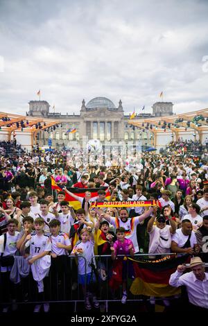 Berlino, Germania. 5 luglio 2024. Calcio: Campionato europeo, Germania - Spagna, finale, quarti di finale, pubblico di Berlino. La zona dei fan nell'edificio del Reichstag. Crediti: Christoph Soeder/dpa/Alamy Live News Foto Stock