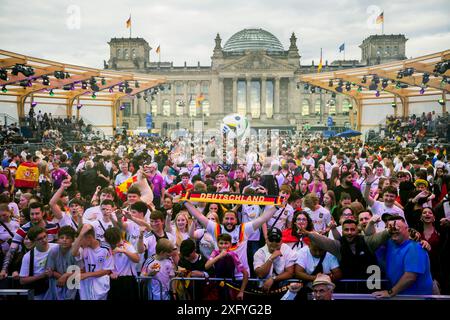 Berlino, Germania. 5 luglio 2024. Calcio: Campionato europeo, Germania - Spagna, finale, quarti di finale, pubblico di Berlino. La zona dei fan nell'edificio del Reichstag. Crediti: Christoph Soeder/dpa/Alamy Live News Foto Stock