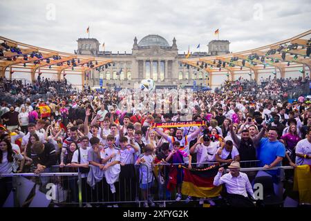 Berlino, Germania. 5 luglio 2024. Calcio: Campionato europeo, Germania - Spagna, finale, quarti di finale, pubblico di Berlino. La zona dei fan nell'edificio del Reichstag. Crediti: Christoph Soeder/dpa/Alamy Live News Foto Stock