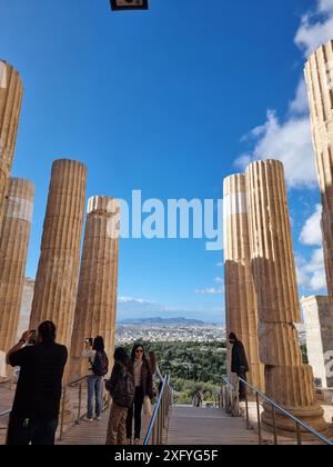 Vista dell'Acropoli di Atene. A 490 metri sopra Atene si trovano le rovine della cittadella dell'Acropoli. Il sito si estende su 7,3 acri e risale all'epoca del Neolitico medio (10.000 a.C.). Diversi spazi monumentali come il Partenone, il Vecchio Tempio di Atena, l'Eretteo, il Tempio di Atena Nike, il Teatro di Dioniso Eleuthereo e altri si possono trovare nelle rovine. La maggior parte dei principali templi, incluso il Partenone, furono ricostruiti per ordine di Pericle durante la cosiddetta età dell'Oro di Atene (460–430 a.C.). Fidia, uno scultore ateniese, e Ictino e Callicrate, due famosi architetti, erano r Foto Stock