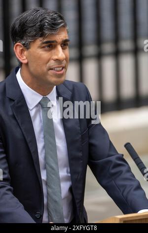 Londra, Regno Unito. 5 luglio 2024. Rishi Sunak, primo ministro, fa il suo ultimo discorso a Downing Street prima di guidare fino a Buckingham Place per tenersi le sue dimissioni all'HM the King. Il primo ministro era accompagnato da sua moglie, Akshata Murty Credit: Ian Davidson/Alamy Live News Foto Stock