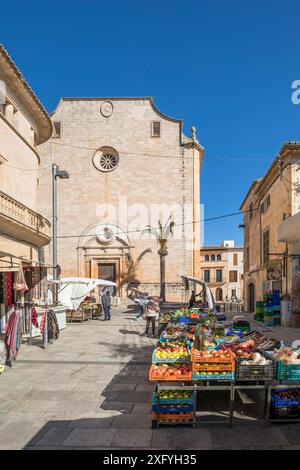 Mercato settimanale e chiesa a Santanyi, Maiorca, Isole Baleari, Spagna, Europa Foto Stock