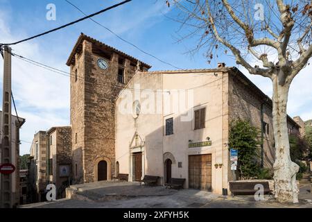 Chiesa parrocchiale di San Juan Bautista, Estellencs, regione di Serra de Tramuntana, Maiorca, Isole Baleari, Spagna, Europa Foto Stock