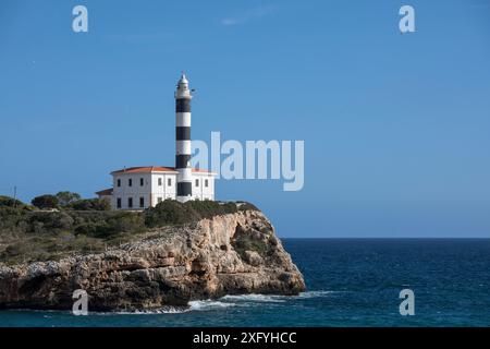 Faro di Portocolom (noto anche come "far de sa Punta de Ses Crestes"), Portocolom, regione di Migjorn, Maiorca, Isole Baleari, Spagna, Europa Foto Stock