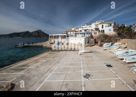 Ormeggi in barca nel porto, Sant Elm, regione di Serra de Tramuntana, Maiorca, Isole Baleari, Spagna Foto Stock