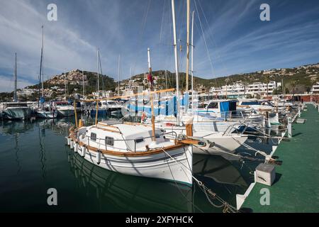 Barche da pesca e yacht nel porto, Port d'Andratx, regione Serra de Tramuntana, Maiorca, Isole Baleari, Spagna, Europa Foto Stock