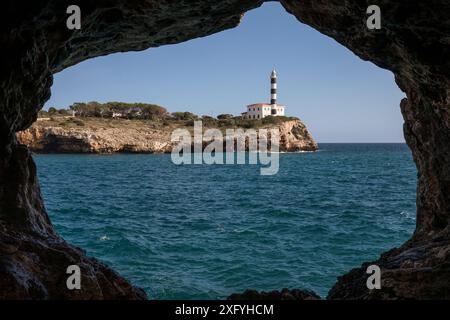 Vista del faro di Portocolom (noto anche come "far de sa Punta de Ses Crestes"), Portocolom, regione di Migjorn, Maiorca, Isole Baleari, Spagna, Europa Foto Stock