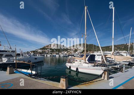 Yacht nel porto turistico, Port d'Andratx, regione di Serra de Tramuntana, Maiorca, Isole Baleari, Spagna, Europa Foto Stock