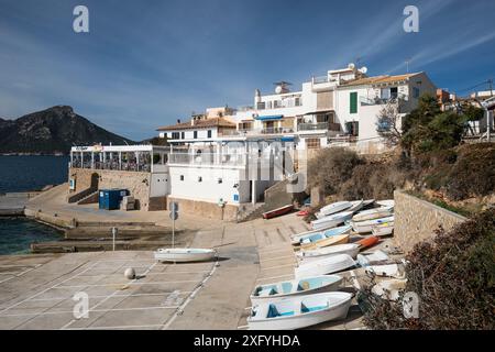 Barche da pesca sulla riva, Sant Elm, regione di Serra de Tramuntana, Maiorca, Isole Baleari, Spagna Foto Stock