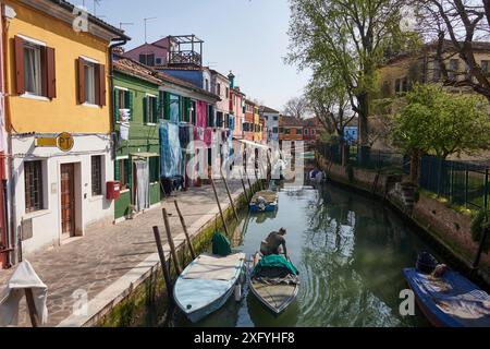 Canale con barche da pesca a Burano Foto Stock
