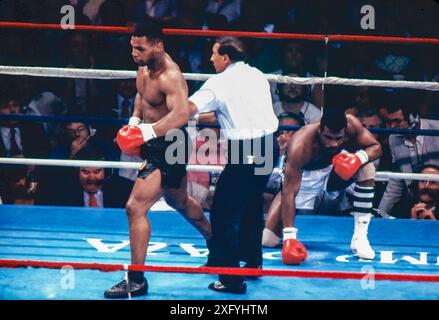 Mike Tyson mette al tappeto Michael Spinks nel primo round del loro match per il titolo dei pesi massimi. Foto Stock