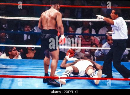 Mike Tyson mette al tappeto Michael Spinks nel primo round del loro match per il titolo dei pesi massimi. Foto Stock