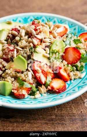 Piatto con insalata di fragole di quinoa con spinaci e avocado. Foto Stock