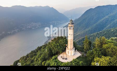 Veduta aerea del Faro Voltiano, Faro volta, a Brunate, lago di Como, provincia di Como, Lombardia, Italia Foto Stock