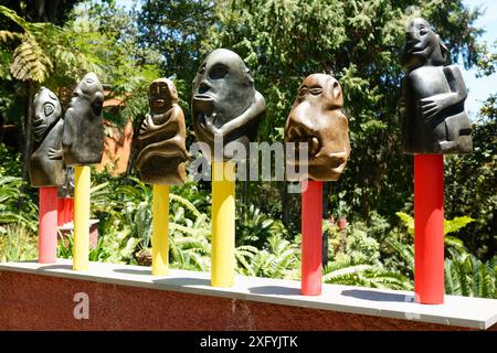 Sculture nel Palazzo Monte, Giardino tropicale, quartiere Monte, Funchal, Isola di Madeira, Ilha de Madeira, Oceano Atlantico, Portogallo Foto Stock