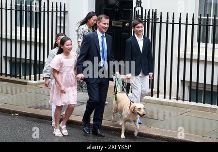 Londra, Regno Unito. 5 luglio 2024. Il cancelliere conservatore uscente dello scacchiere Jeremy Hunt, sua moglie Lucia Hunt e i loro figli lasciano l'11 di Downing Street a Londra. (Foto di Fred Duval/SOPA Images/Sipa USA) credito: SIPA USA/Alamy Live News Foto Stock