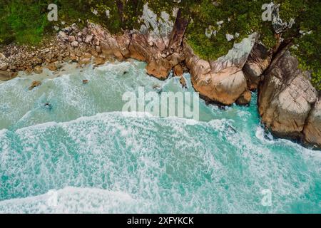 Costa panoramica con rocce e oceano con onde in Brasile. Vista droni dall'alto verso il basso Foto Stock