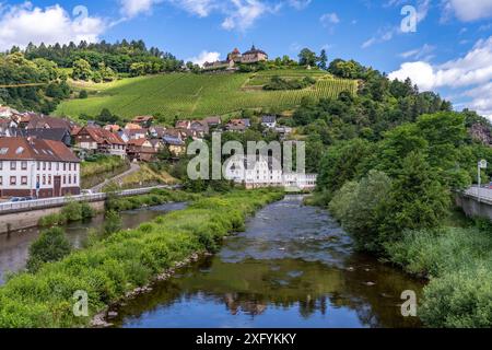 Castello di Eberstein e Obertsrot sul fiume Murg, Gernsbach, valle di Murg, Foresta Nera, Baden-Württemberg, Germania Foto Stock