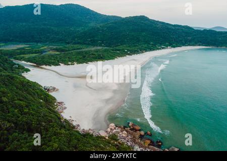 Spiaggia panoramica di Naufragados con oceano e onde a Santa Catarina. Vista aerea Foto Stock
