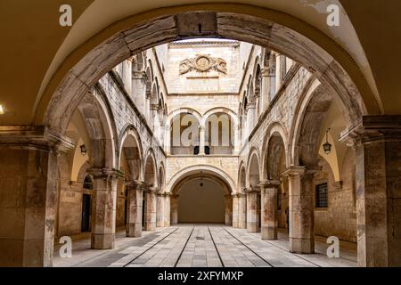 Atrio del Palazzo Sponza a Dubrovnik, Croazia, Europa Foto Stock