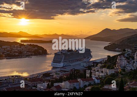 Nave da crociera Norwegian Escape nel porto di Dubrovnik al tramonto, Croazia, Europa Foto Stock