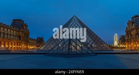 Piramide di vetro al Museo del Louvre, Parigi, Ile de France, Francia Foto Stock