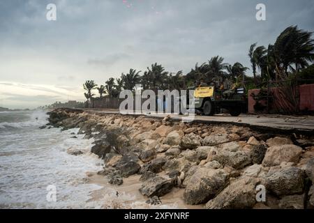 Tulum, Messico. 5 luglio 2024. I membri delle forze armate messicane pattugliano la costa dopo il passaggio dell'uragano "Beryl". I forti venti dell'uragano hanno rovesciato alberi, piloni elettrici e case coperte. Secondo il capo della difesa civile messicana Velázquez, il 50% del potere a Tulum, tra gli altri luoghi, è fuori. Crediti: Felix Marquez/dpa/Alamy Live News Foto Stock