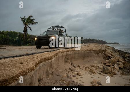 Tulum, Messico. 5 luglio 2024. I membri delle forze armate pattugliano la regione costiera dopo il passaggio dell'uragano "Beryl". I forti venti dell'uragano hanno rovesciato alberi, piloni elettrici e case coperte. Secondo il capo della difesa civile messicana Velazquez, il 50% del potere fu tagliato a Tulum, tra gli altri luoghi. Crediti: Felix Marquez/dpa/Alamy Live News Foto Stock