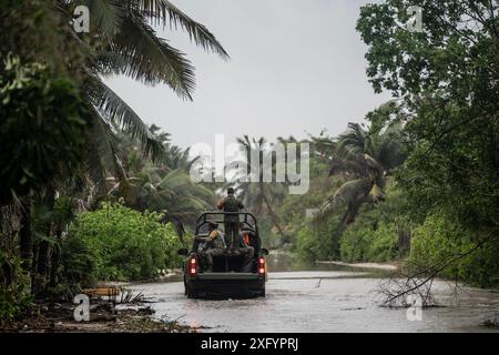 Tulum, Messico. 5 luglio 2024. I membri delle forze armate pattugliano la regione costiera dopo il passaggio dell'uragano "Beryl". I forti venti dell'uragano hanno rovesciato alberi, piloni elettrici e case coperte. Secondo il capo della difesa civile messicana Velazquez, il 50% del potere fu tagliato a Tulum, tra gli altri luoghi. Crediti: Felix Marquez/dpa/Alamy Live News Foto Stock