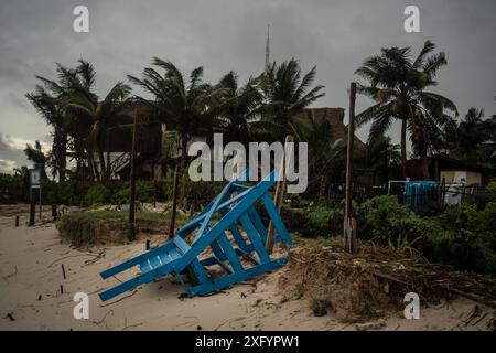 Tulum, Messico. 5 luglio 2024. Danni sulla spiaggia nella regione di vacanza dopo il passaggio dell'uragano "Beryl". I forti venti dell'uragano hanno rovesciato alberi, piloni elettrici e case coperte. Secondo il capo della difesa civile messicana Velazquez, il 50% del potere fu tagliato a Tulum, tra gli altri luoghi. Crediti: Felix Marquez/dpa/Alamy Live News Foto Stock