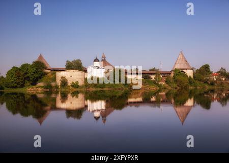 La fortezza di Staraya Ladoga si riflette nella superficie dello specchio dell'acqua del fiume Volkhov Foto Stock