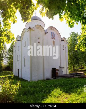 Antica cattedrale della Dormizione della Beata Vergine Maria a Staraya Ladoga. Convento dell'assunzione Staroladozhsky Uspensky Foto Stock