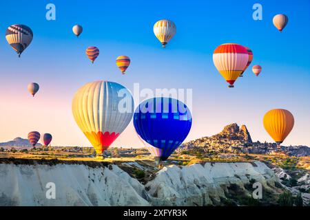 Veduta aerea di una flotta di mongolfiere, in Cappadocia, Turchia Foto Stock