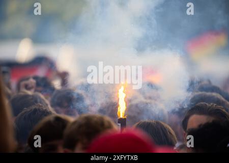 Berlino, Germania. 5 luglio 2024. Calcio: Campionato europeo, Germania - Spagna, finale, quarto di finale, pubblico di Berlino. Fuochi d'artificio nella zona dei ventilatori della porta di Brandeburgo. Crediti: Christoph Soeder/dpa/Alamy Live News Foto Stock