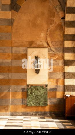 Pietro di Capua la statua più giovane scolpita su una parete della chiesa dell'apostolo Sant'Andrea, chiesa cattolica romana in Piazza del Duomo Foto Stock