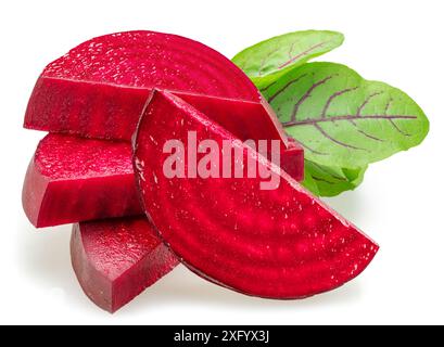 Fette di barbabietola rossa e con foglie che giacciono dietro le fette isolate su sfondo bianco. Foto Stock