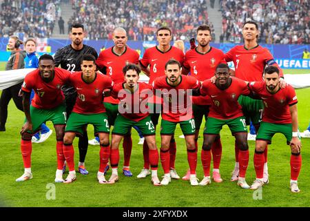 (Da sinistra a destra) portiere del Portogallo Diego Costa, Pepe, Joao Palhinha, Ruben Dias, Cristiano Ronaldo, Rafael Leao, Joao Cancelo, Vitinha, Bernardo Silva, Nuno Mendes e Bruno Fernandes prima della partita dei quarti di finale di UEFA Euro 2024 al Volksparkstadion di Amburgo, Germania. Data foto: Venerdì 5 luglio 2024. Foto Stock