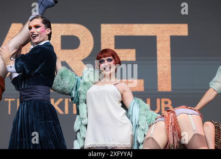 Cabaret al Kit Kat Club che si esibisce al West End Live 2024, a Trafalgar Square, Londra, Regno Unito Foto Stock