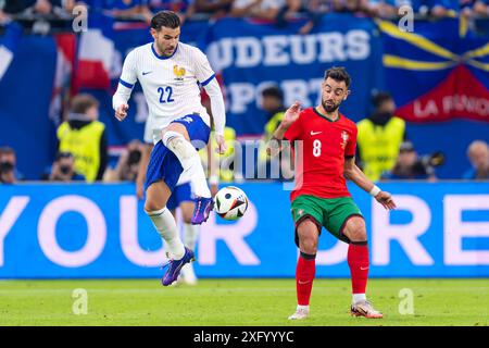 Amburgo, Germania. 5 luglio 2024. La Francia Theo Hernandez combatte per il ballo con il portoghese Bruno Fernandes durante i quarti di finale - UEFA EURO 2024 tra Portogallo e Francia al Volksparkstadion il 5 luglio 2024 ad Amburgo, Germania. (Foto di Joris Verwijst/Agenzia BSR) credito: Agenzia BSR/Alamy Live News Foto Stock