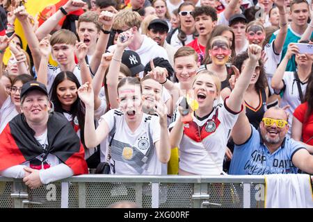Fussball EM, Fanzone am Brandenburger Tor, Berlino, 05.07.2024 Fussballfans in den ersten Reihen der Fanzone am Brandenburger Tor während des Viertelfinalspiels Deutschland-Spanien bei der Fussball EM, Berlino, 05.07.2024 Berlin Fanzone *** European Football Championship, fan zone presso la porta di Brandeburgo, Berlino, 05 07 2024 tifosi nelle prime file della zona tifosi alla porta di Brandeburgo durante i quarti di finale tra Germania e Spagna al Campionato europeo di calcio di Berlino, 05 07 2024 zona tifosa di Berlino Copyright: xBenxKriemannx Foto Stock