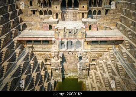 Una vista aerea dell'antico pozzo di Chand Baori nel Rajasthan, India, che mostra la sua complessa architettura Foto Stock