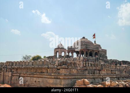 Un filmato del Chand Baori nel villaggio Abhaneri di Rajasthan, India. Il sole ardente accarezza l'edificio storico e i suoi dintorni. Foto Stock
