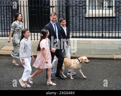 Londra, Regno Unito. 5 luglio 2024. Il cancelliere britannico dello Scacchiere Jeremy Hunt lascia Downing Street con la sua famiglia per l'ultima volta dopo le dimissioni di Rishi Sunak. Crediti: Uwe Deffner/Alamy Live News Foto Stock