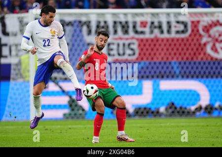 Amburgo, Germania. 5 luglio 2024. Theo Hernandez di Francia e Bruno Fernandes del Portogallo durante la partita di UEFA Euro 2024 tra Portogallo e Francia. Quarti di finale, giocati al Volksparkstadion il 5 luglio 2024 ad Amburgo, Germania. (Foto di Bagu Blanco/PRESSINPHOTO/Alamy Live News Foto Stock