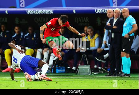 Amburgo, Germania. 5 luglio 2024. Calcio, UEFA Euro 2024, Campionato europeo, Portogallo - Francia, finale, quarti di finale, Volksparkstadion, la francese Aurélien Tchouaméni (l) e il portoghese Bruno Fernandes lottano per il pallone. Crediti: Jens Büttner/dpa/Alamy Live News Foto Stock