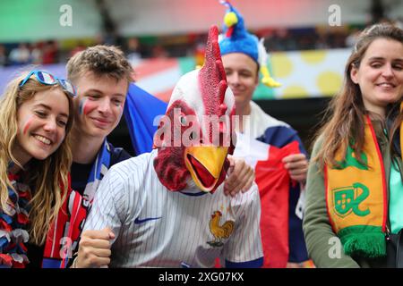 Amburgo, Germania. 5 luglio 2024. Tifosi francesi durante i quarti di finale di UEFA EURO 2024 tra Portogallo e Francia al Volksparkstadion il 5 luglio 2024 ad Amburgo, Germania .240705 SEPA 07 014 - 20240705 PD15598 credito: APA-PictureDesk/Alamy Live News Foto Stock