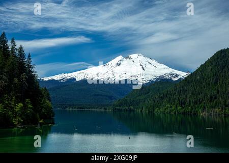 WA25482-00...WASHINGTON - Mount Baker che sorge sopra il lago Baker, nella Mount Baker - Snoqualmie National Forest. Foto Stock