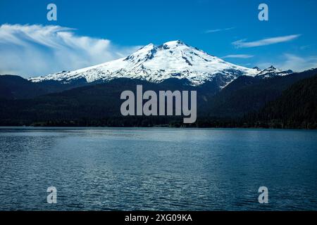 WA25483-00...WASHINGTON - Mount Baker che sorge sopra il lago Baker, nella Mount Baker - Snoqualmie National Forest. Foto Stock