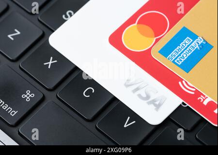 New York, USA - 5 luglio 2024: Carte VISA, mastercard e american Express su sfondo nero della tastiera vista ravvicinata Foto Stock